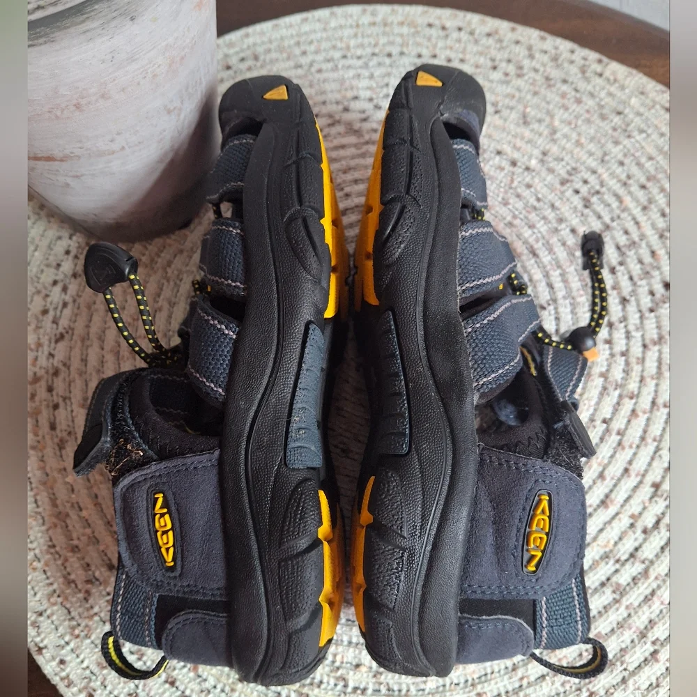 Kids Keen Black and Gray Sandals Size 2.